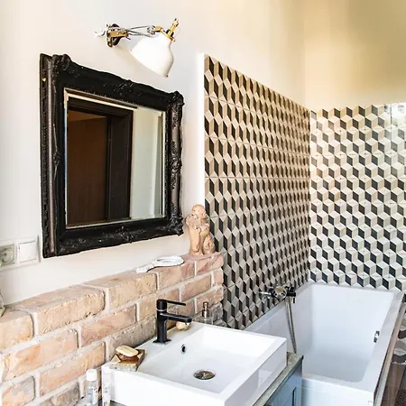 Stylishly Decorated Apartment In Great Location Budapest Exterior photo